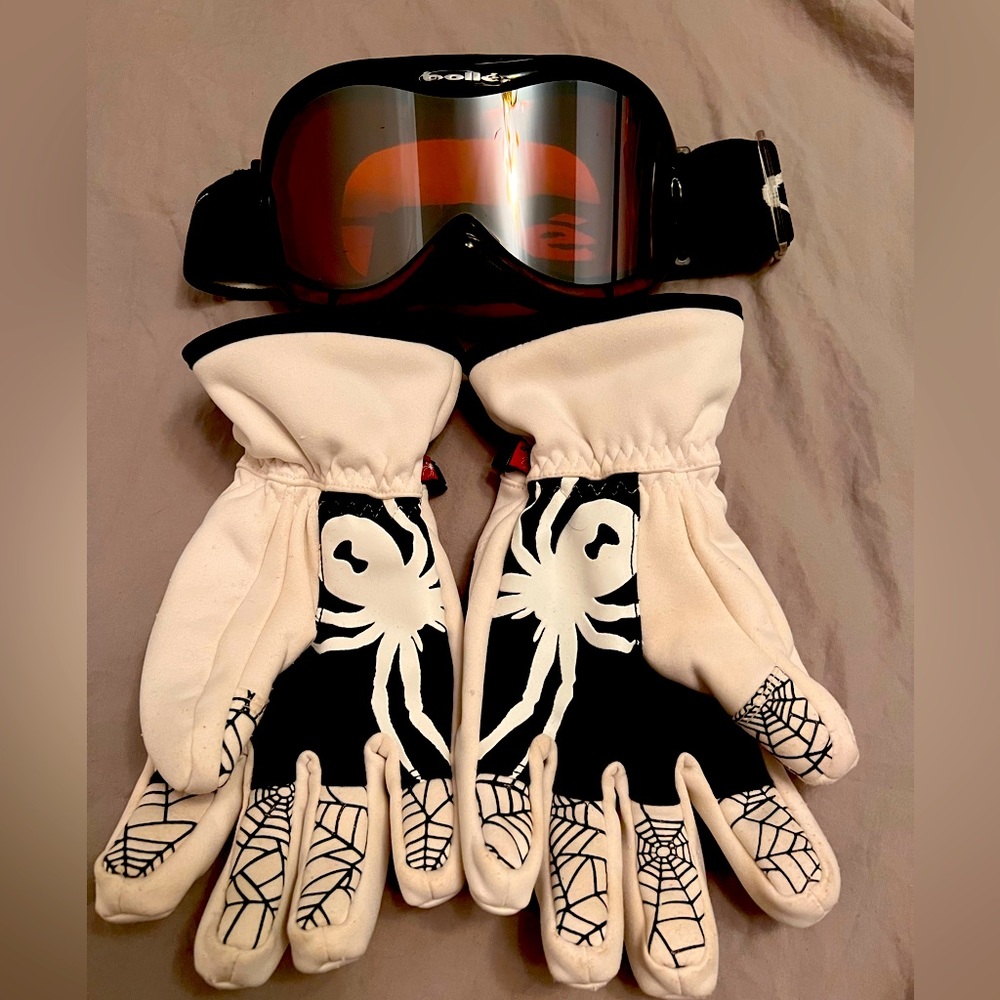 Ski goggles with spider ski gloves